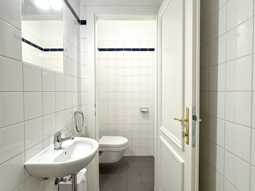 Toilette mit Handwaschbecken