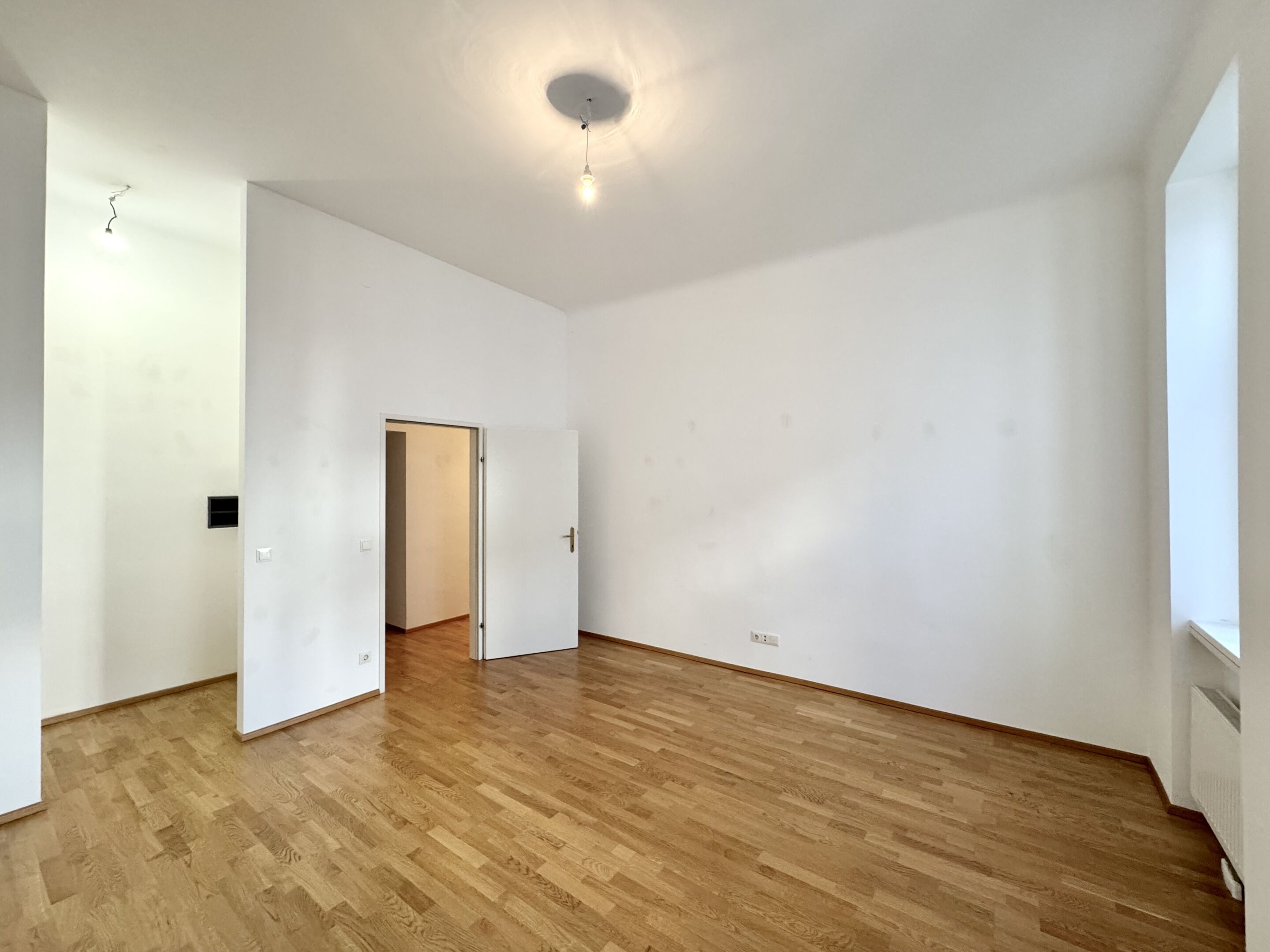 Schlafzimmer mit Schrankraum