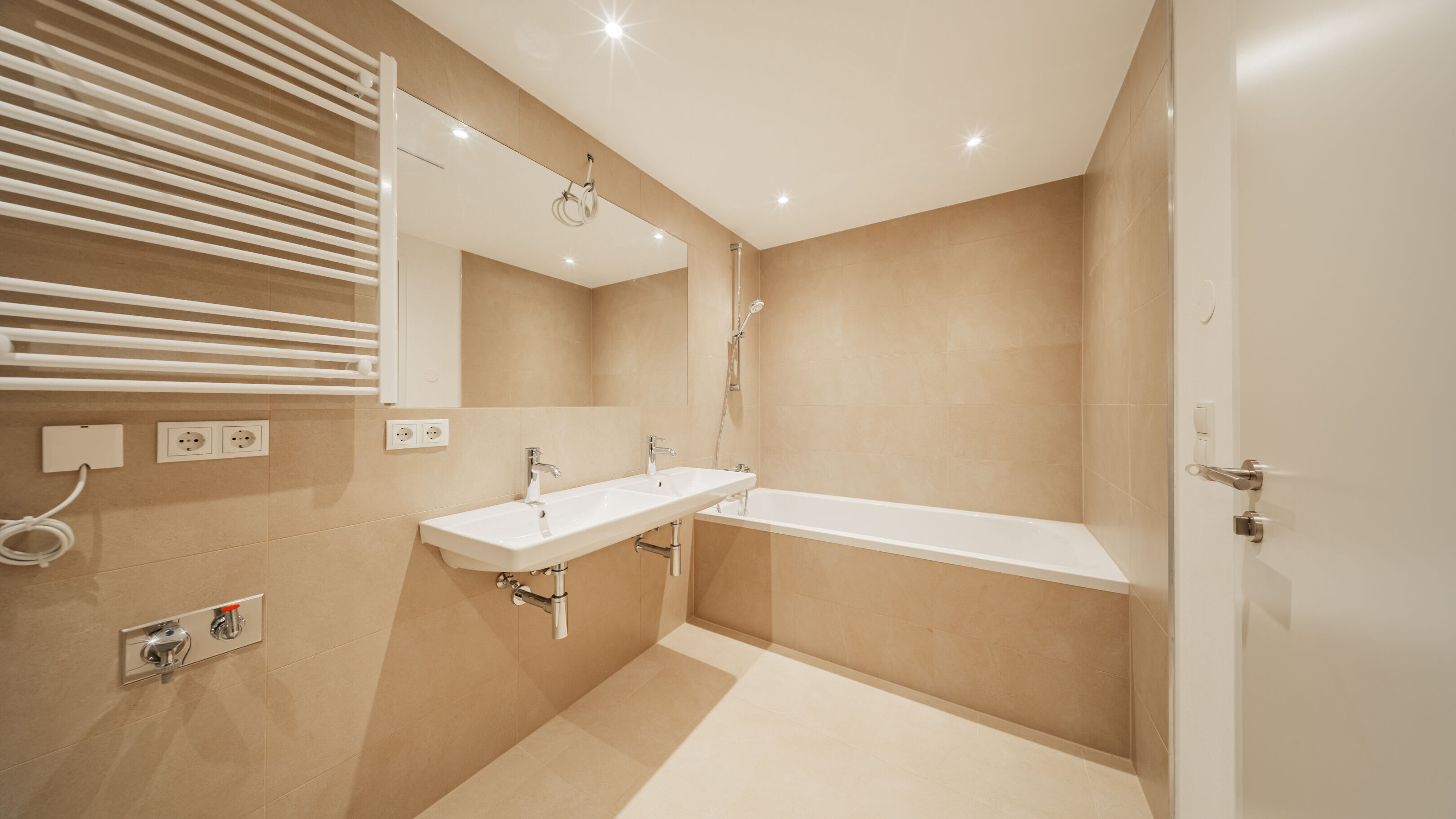 Bad mit Dusche und Wanne