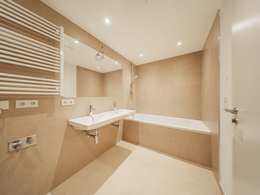 Bad mit Dusche und Wanne