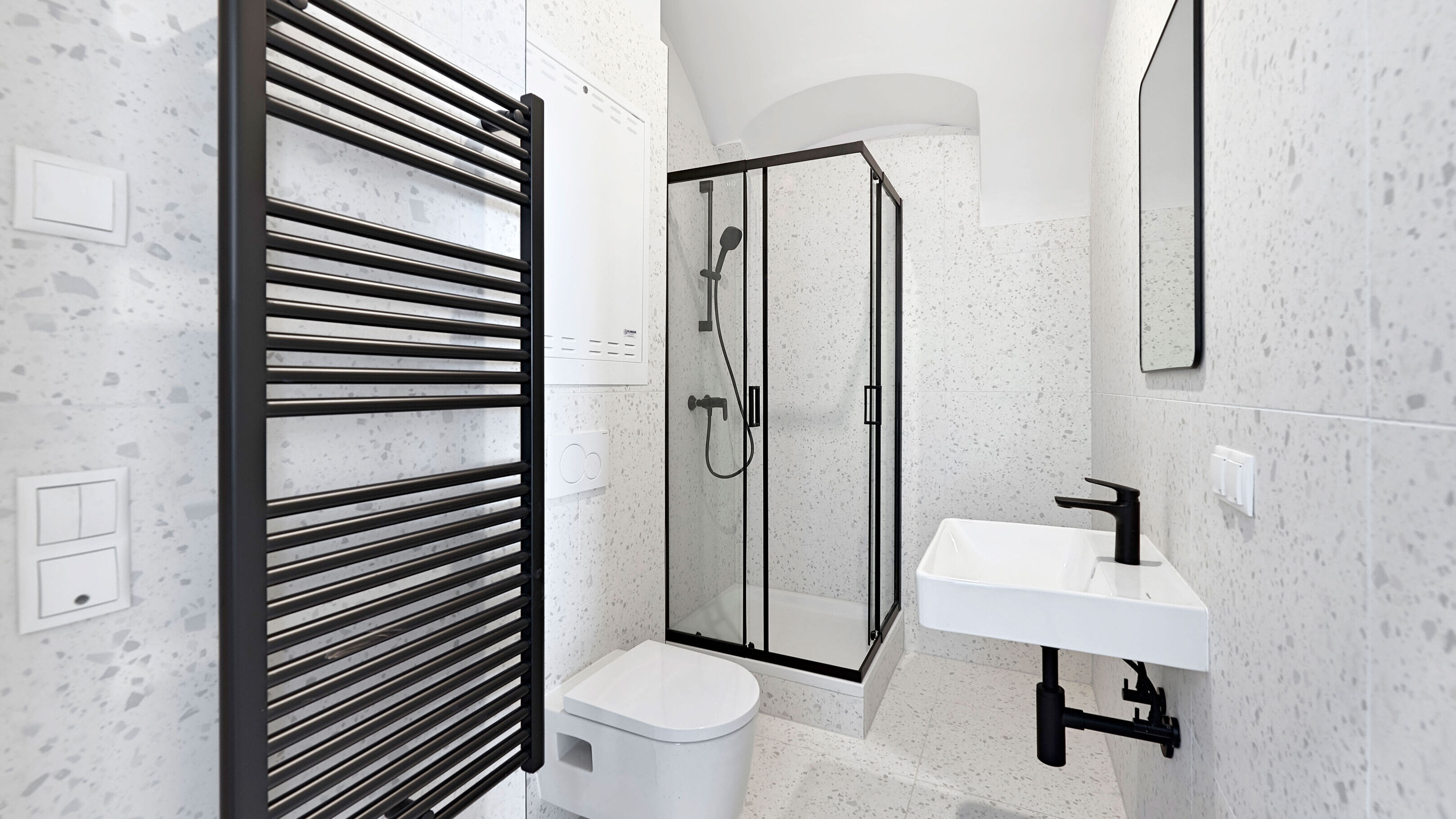 Bad mit Dusche und WC