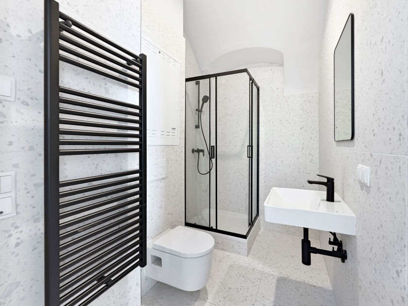 Bad mit Dusche und WC