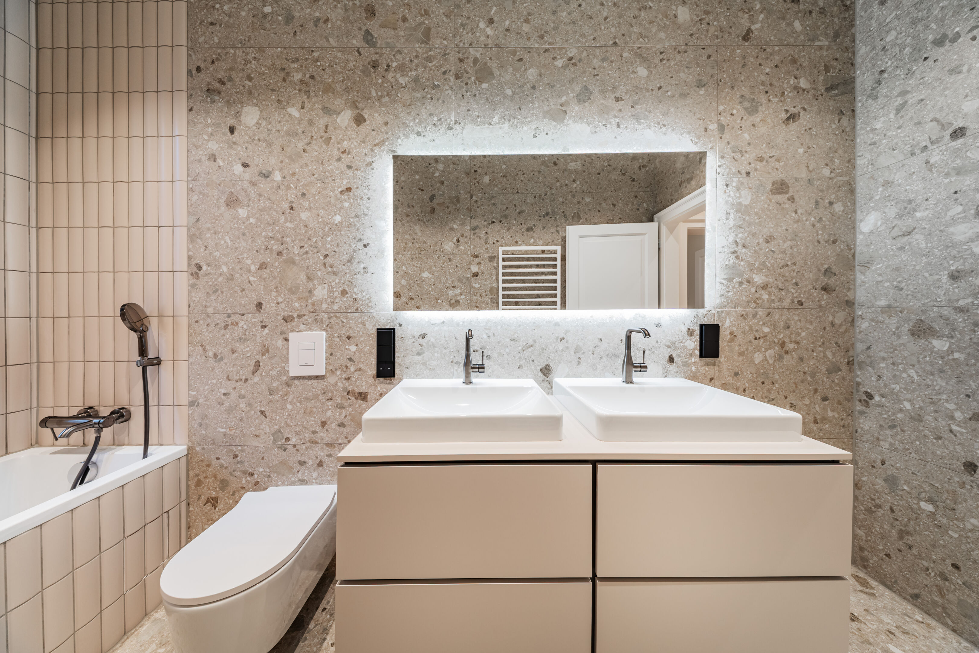 Bad mit Wanne und WC