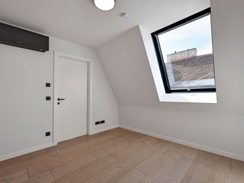 straßenseitiges Schlafzimmer