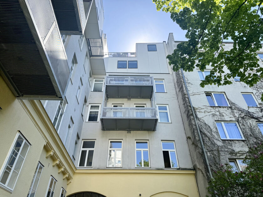 Balkon über 4 Fenster möglich