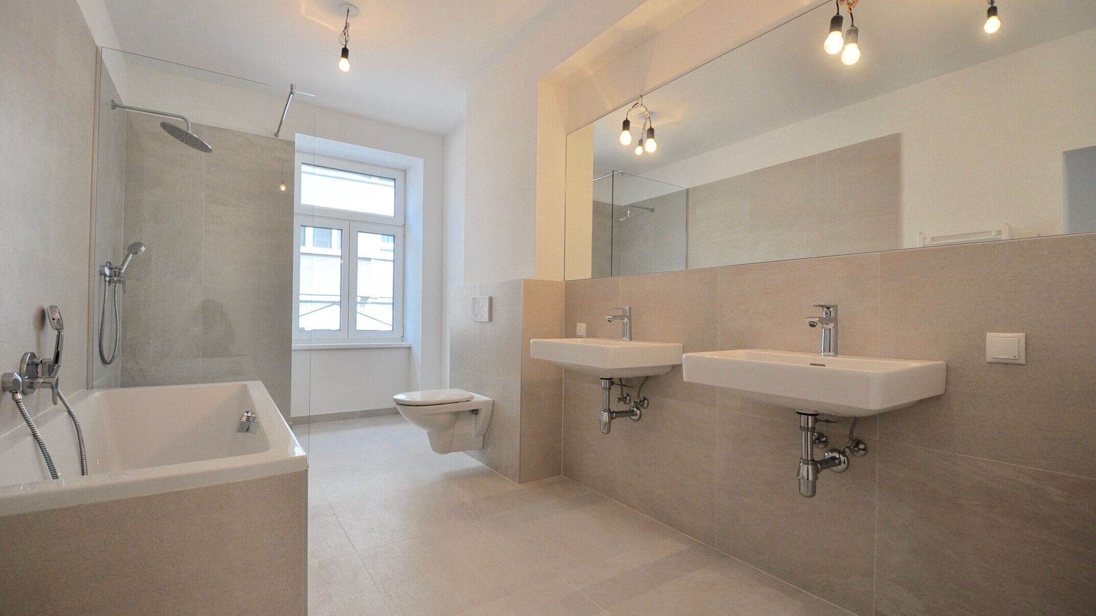 Bad mit Fenster, Wanne und Dusche