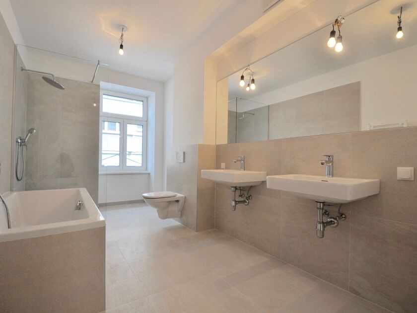 Bad mit Fenster, Wanne und Dusche