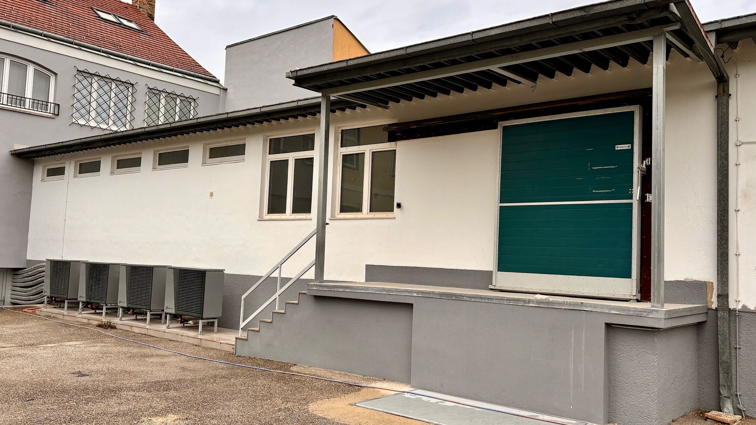 Eingang mit Rampe Lagerhalle