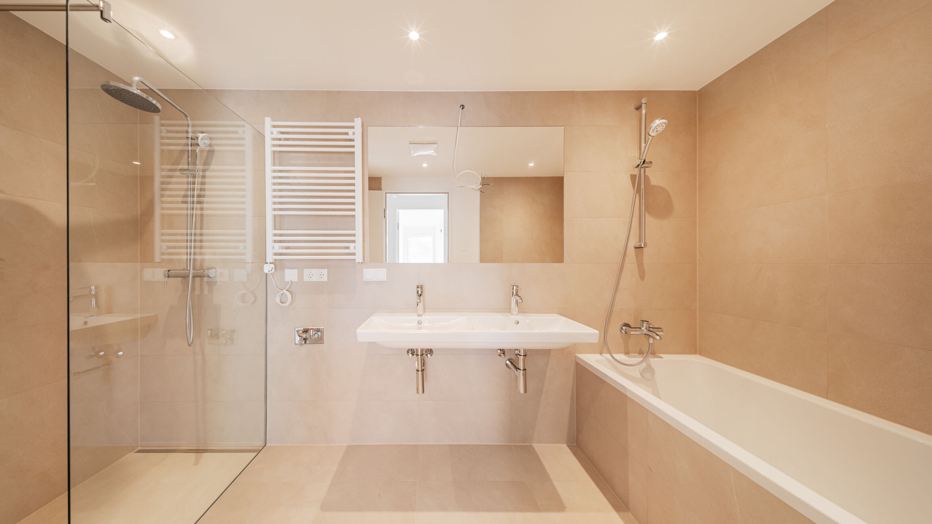 Bad mit Dusche und Wanne