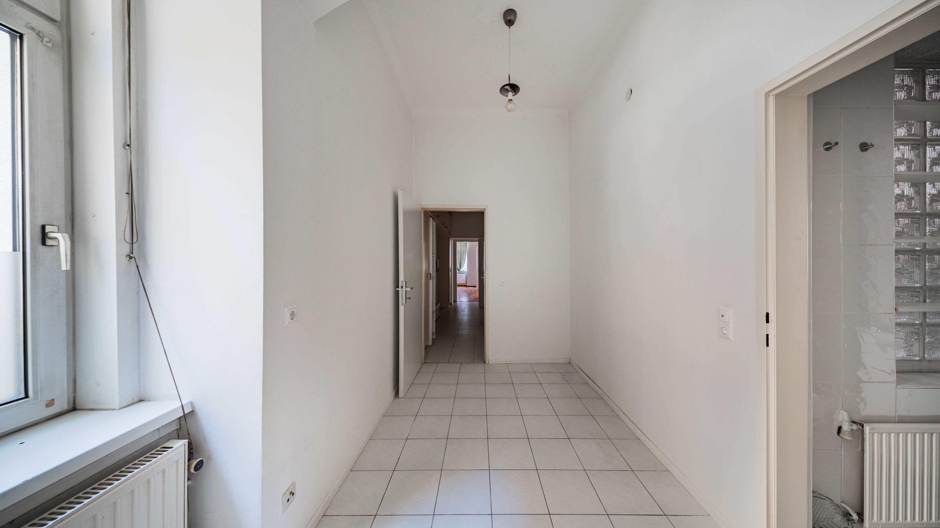 Zimmer neben Bad