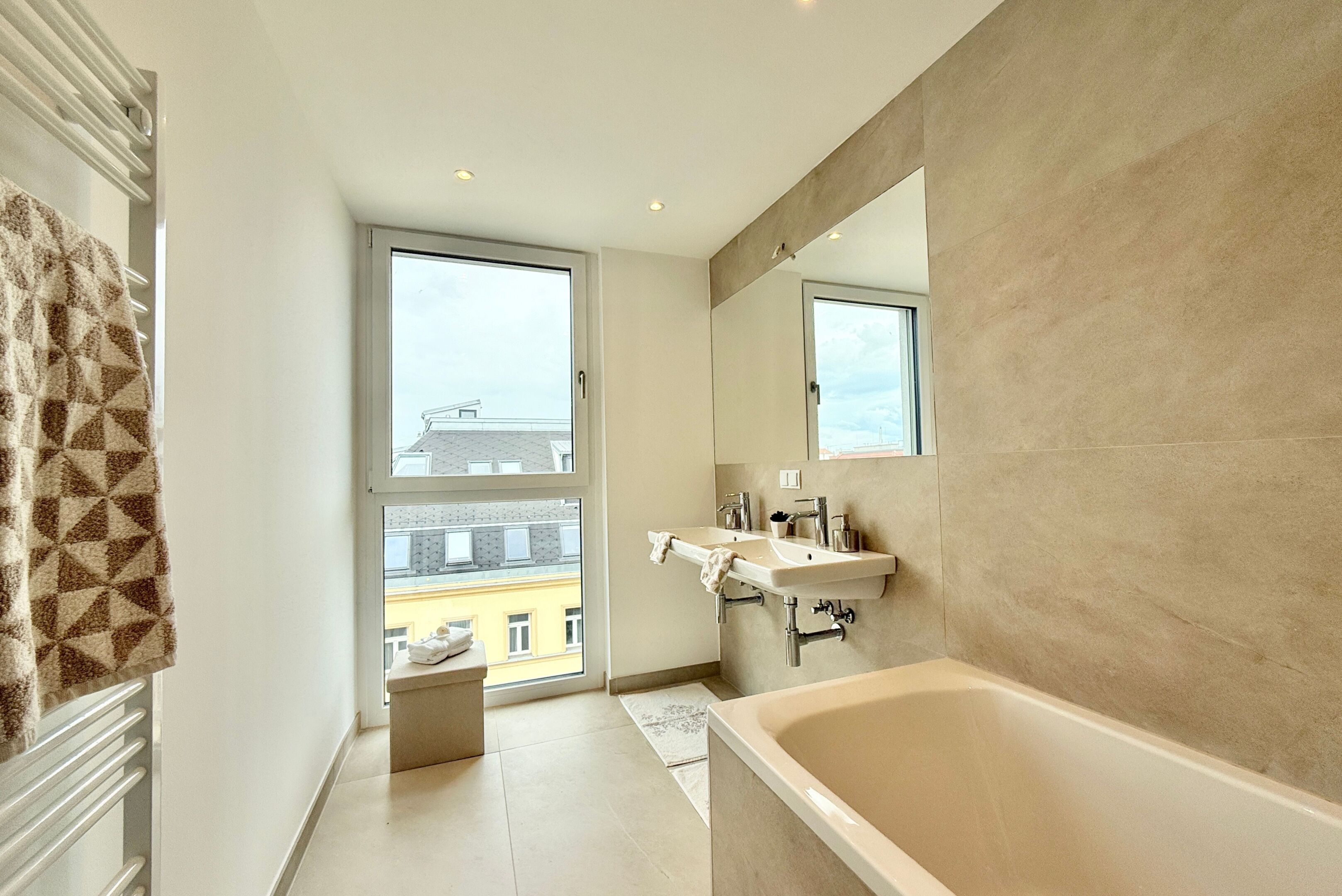 WINEGG-Arndtstraße 50-Top 80-Badezimmer-Badewanne