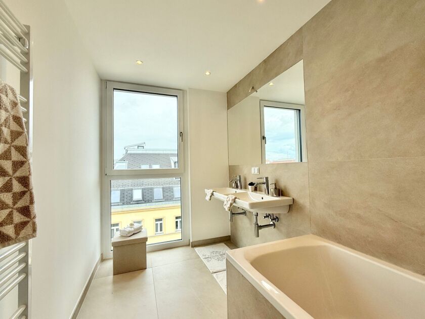 WINEGG-Arndtstraße 50-Top 80-Badezimmer-Badewanne