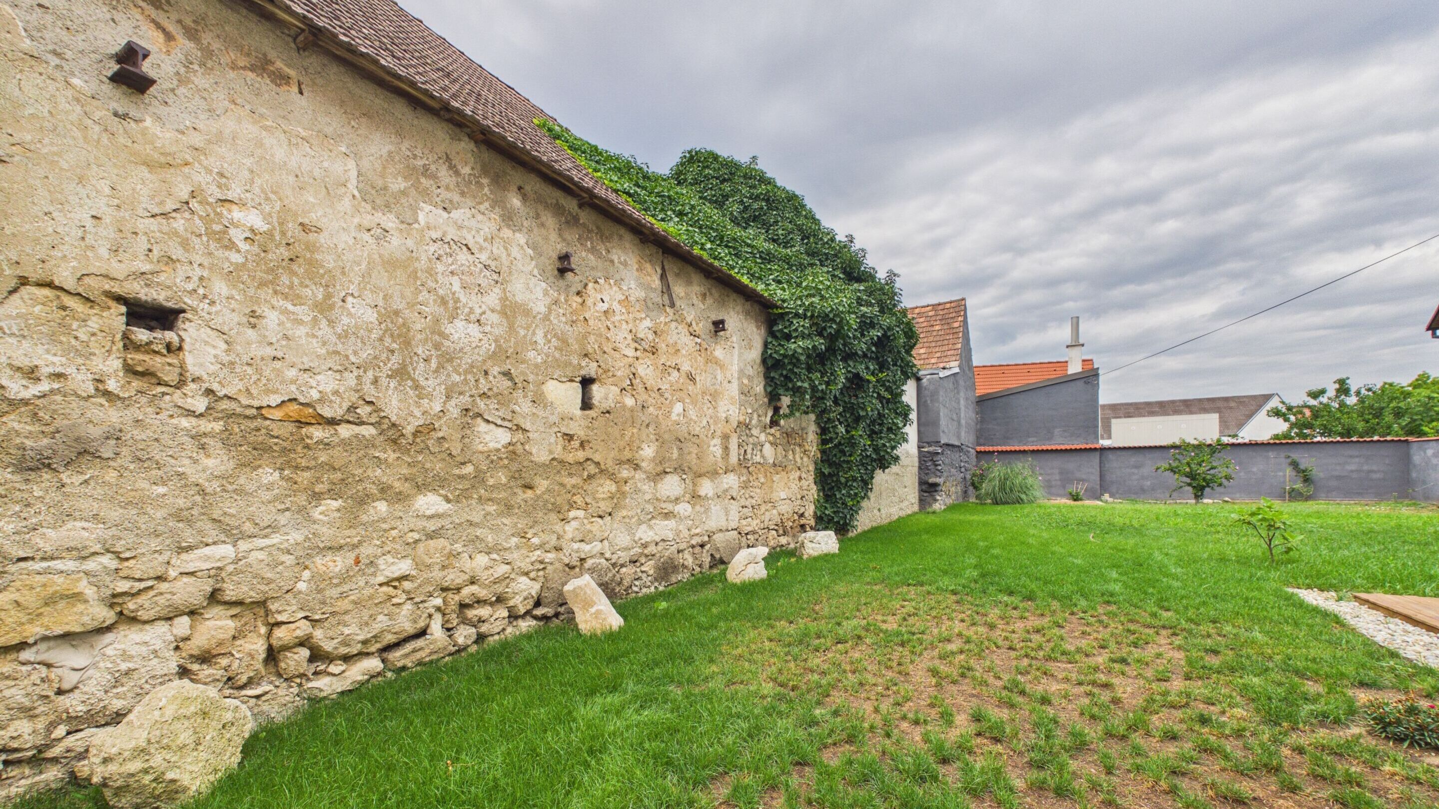 Garten mit alter Natursteinmauer