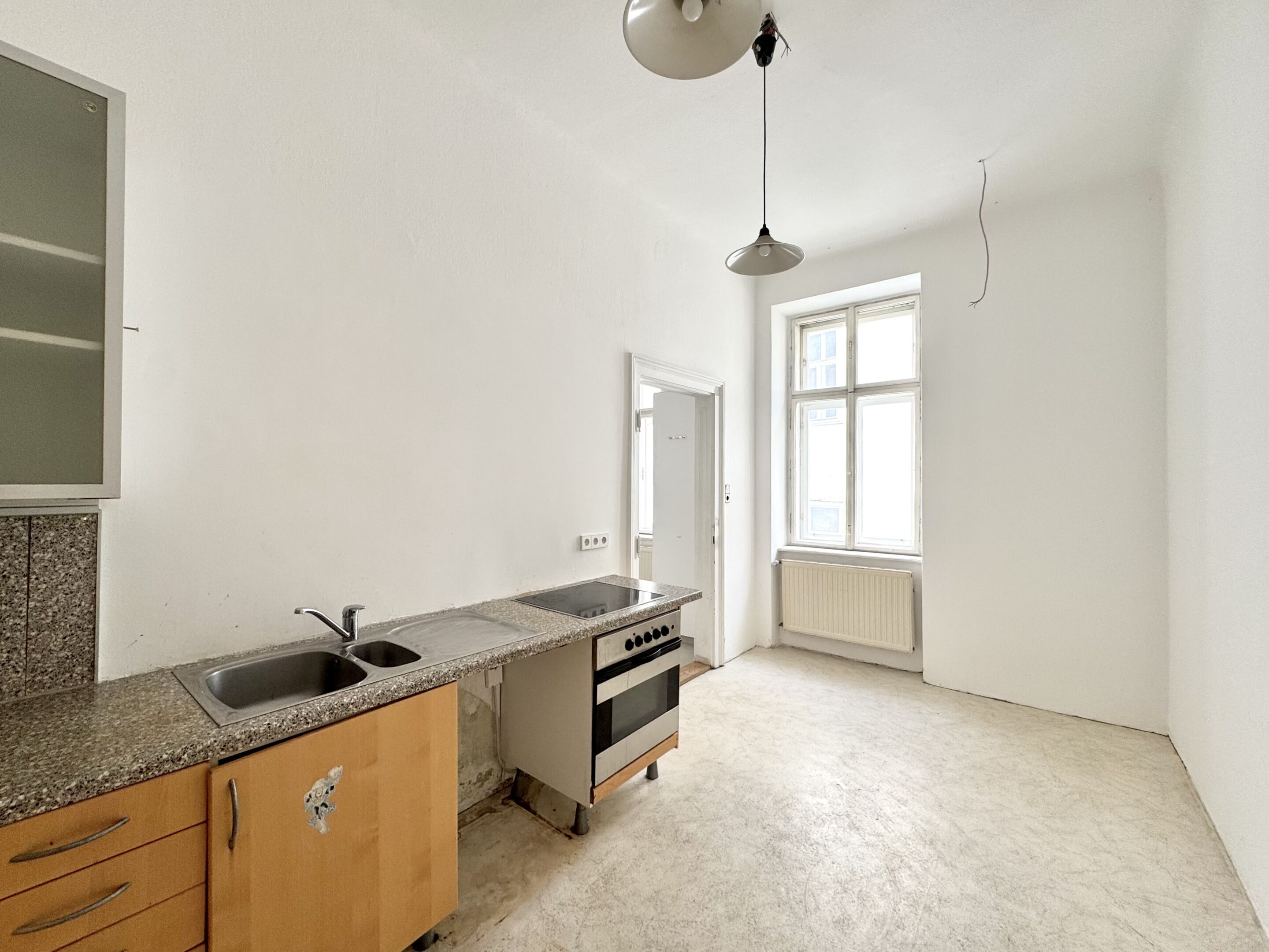 separate Küche mit Fenster