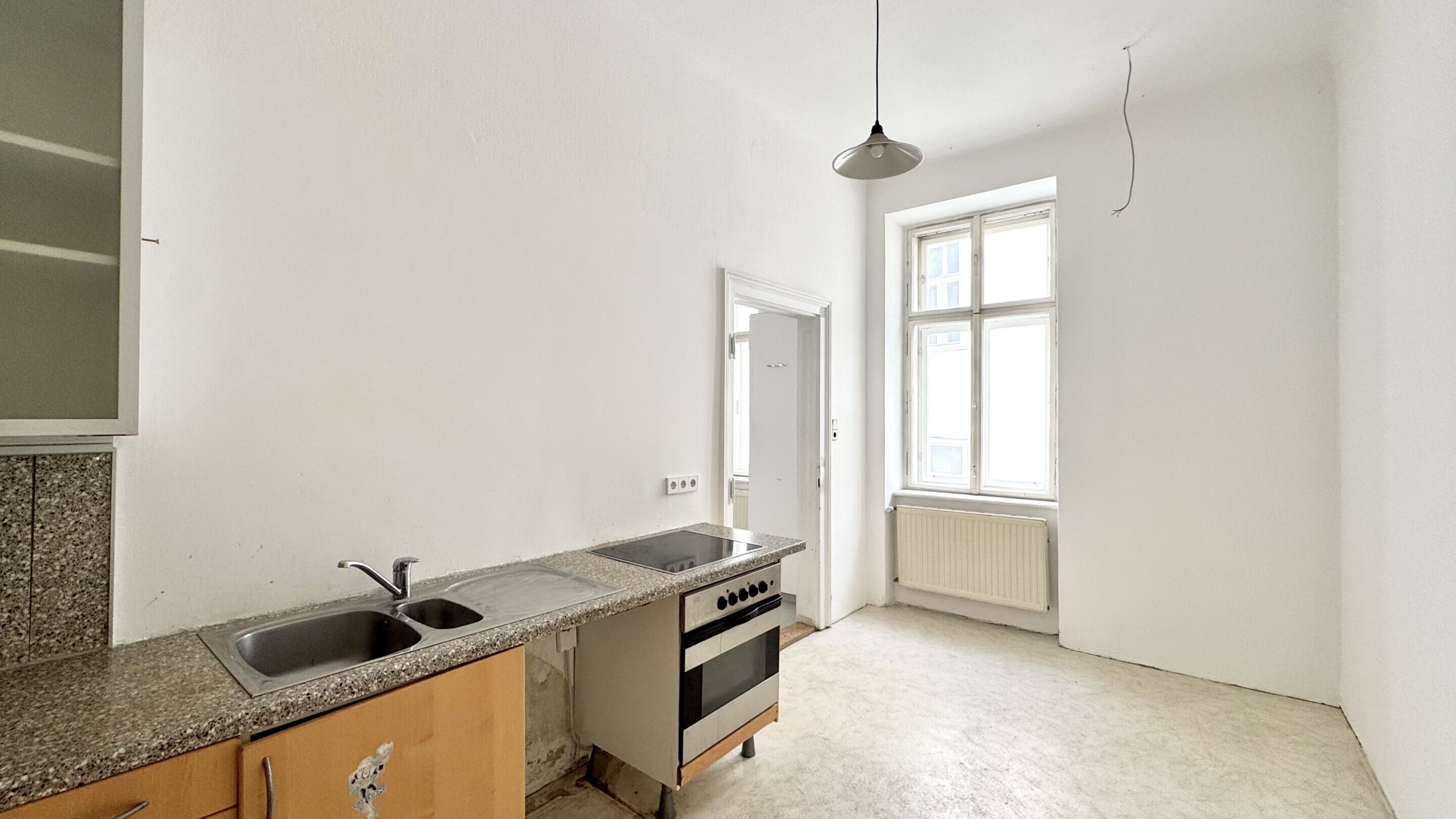 separate Küche mit Fenster