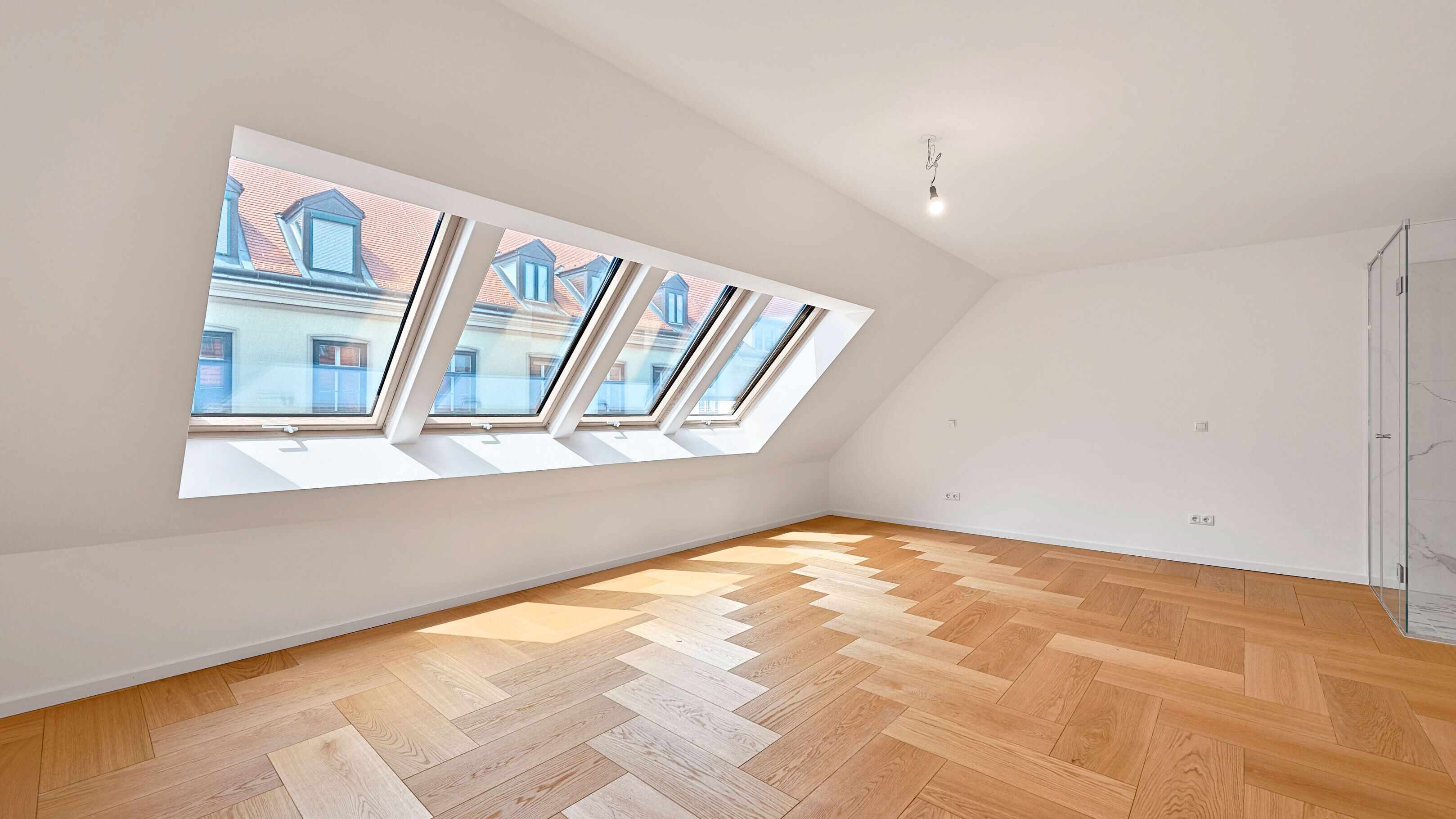 Schlafzimmer mit Walk-in-Dusche