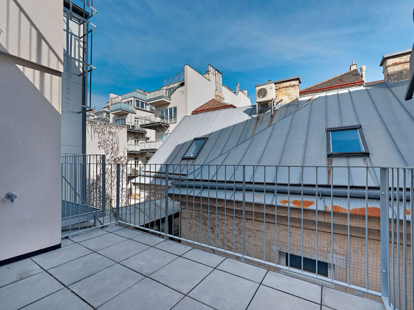 hofseitige Terrasse