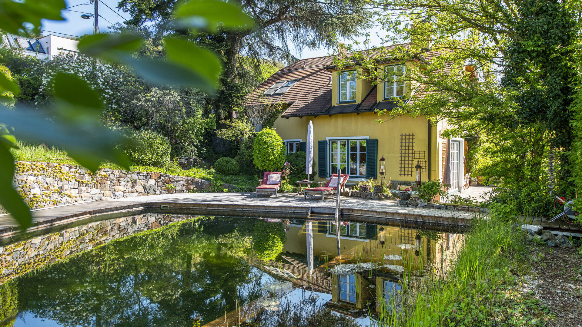 Villa mit Natur-Pool