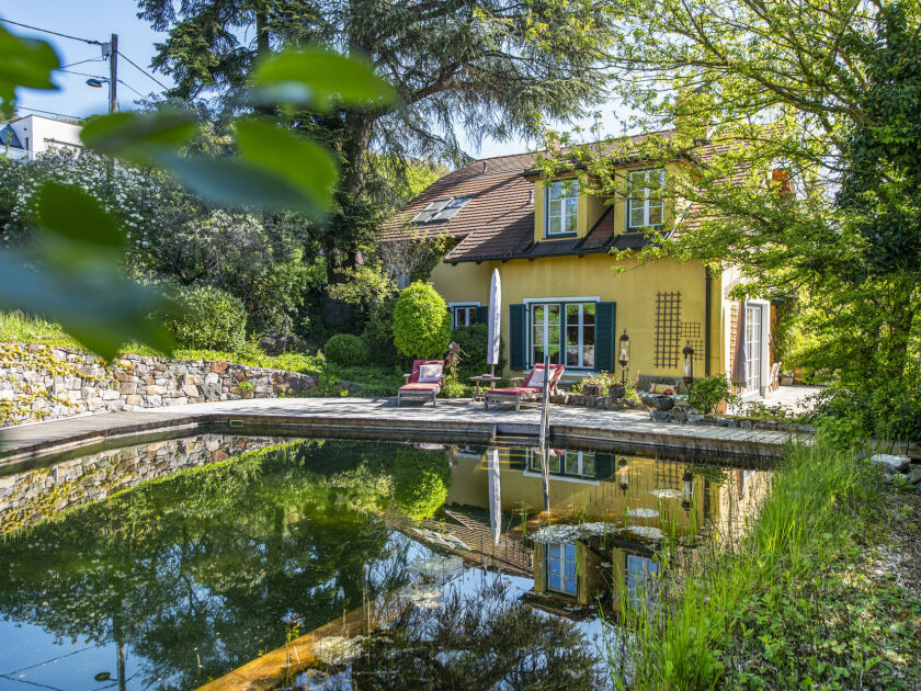 Villa mit Natur-Pool