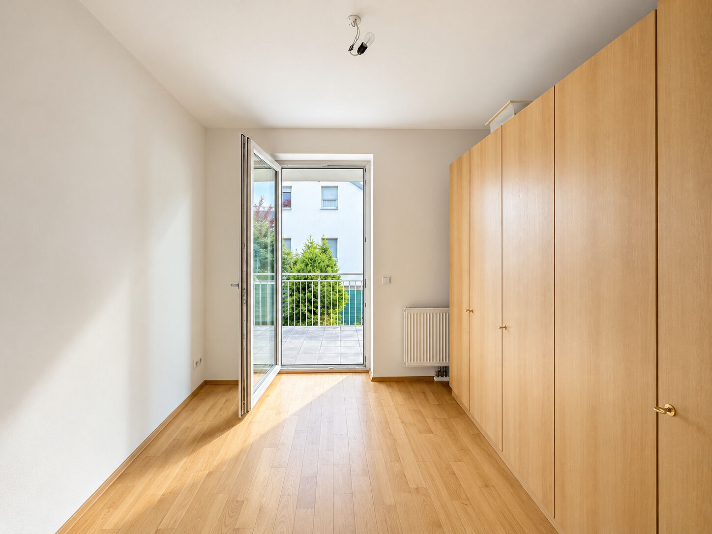 Helles Zimmer mit Balkonzugang