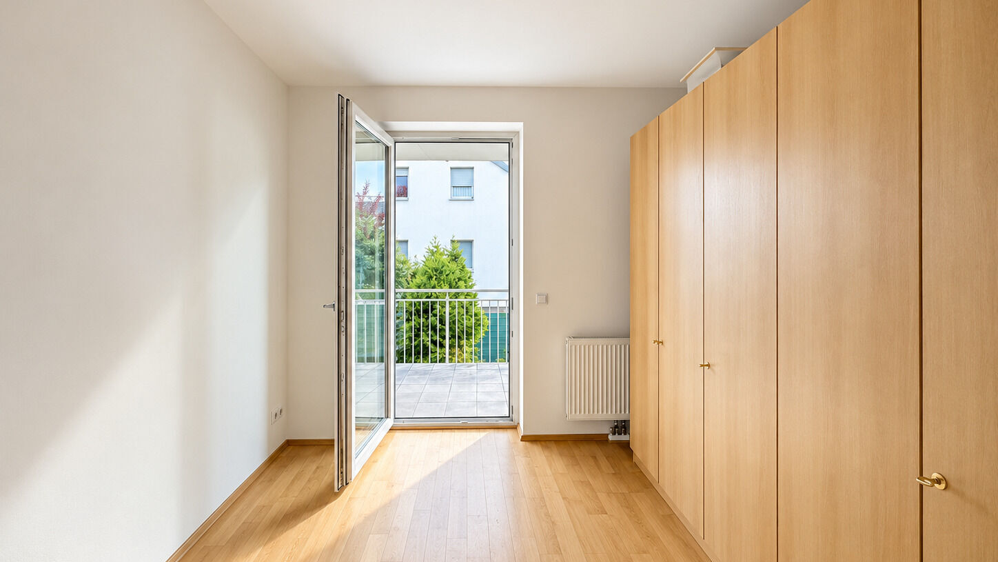 Helles Zimmer mit Balkonzugang