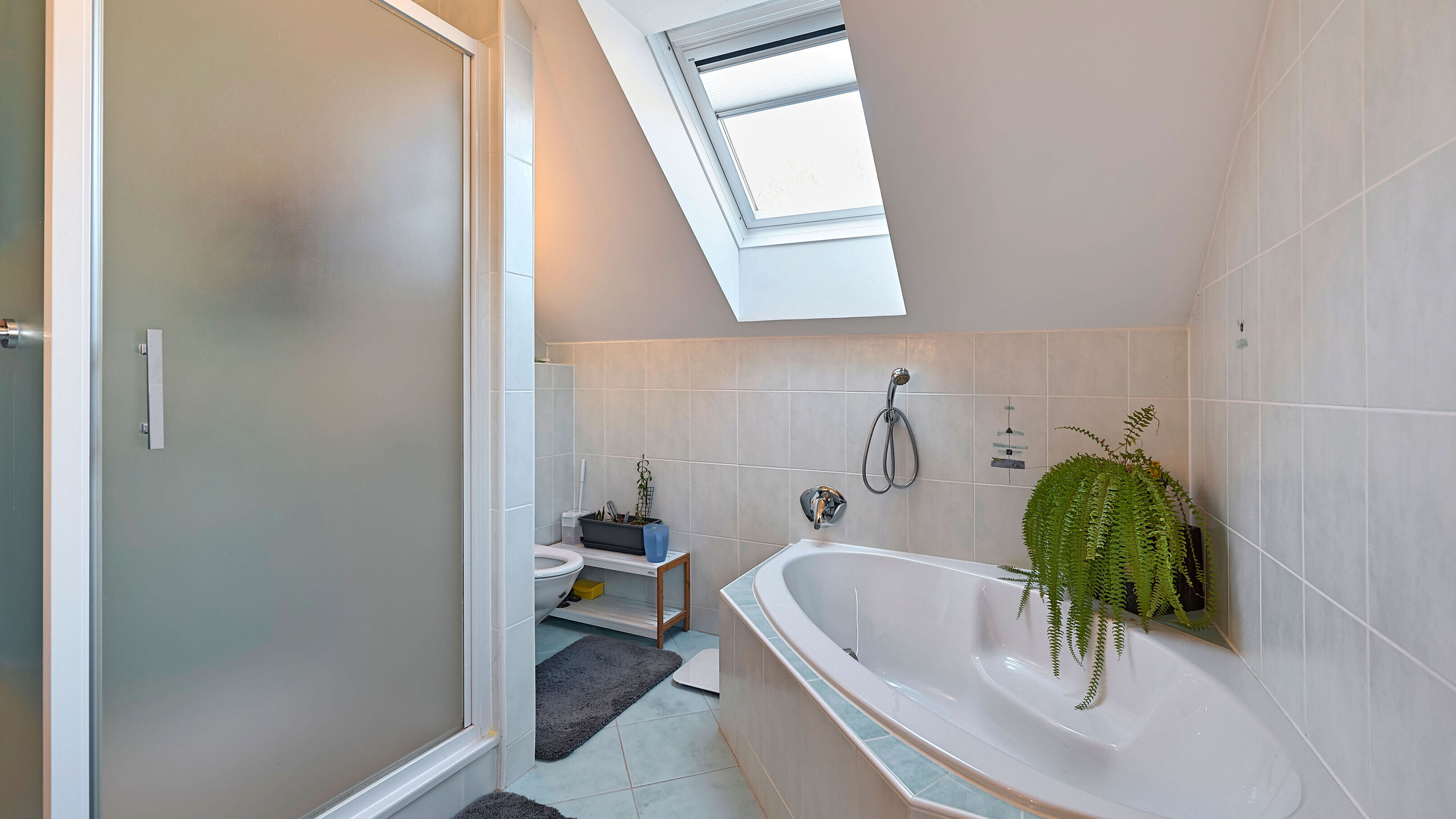 Bad mit Dusche und Wanne