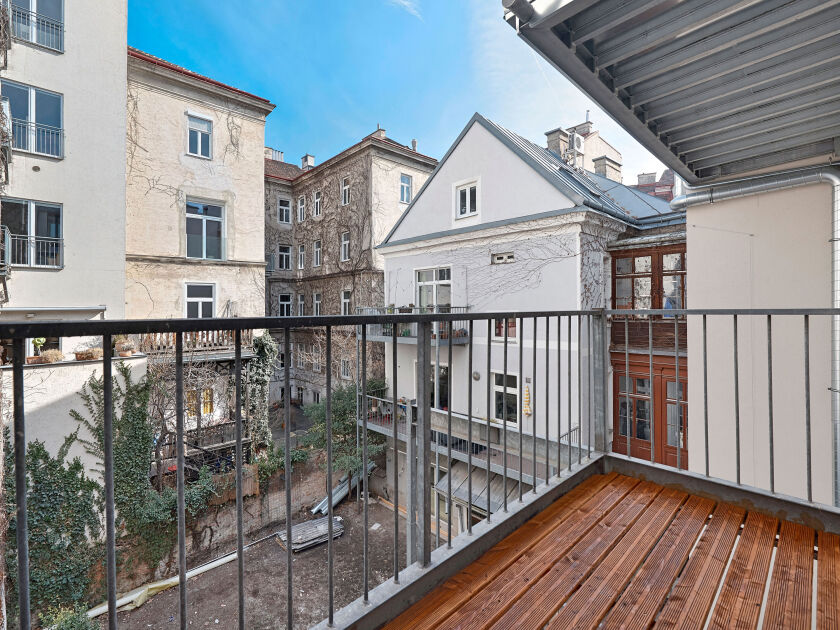hofseitiger Balkon
