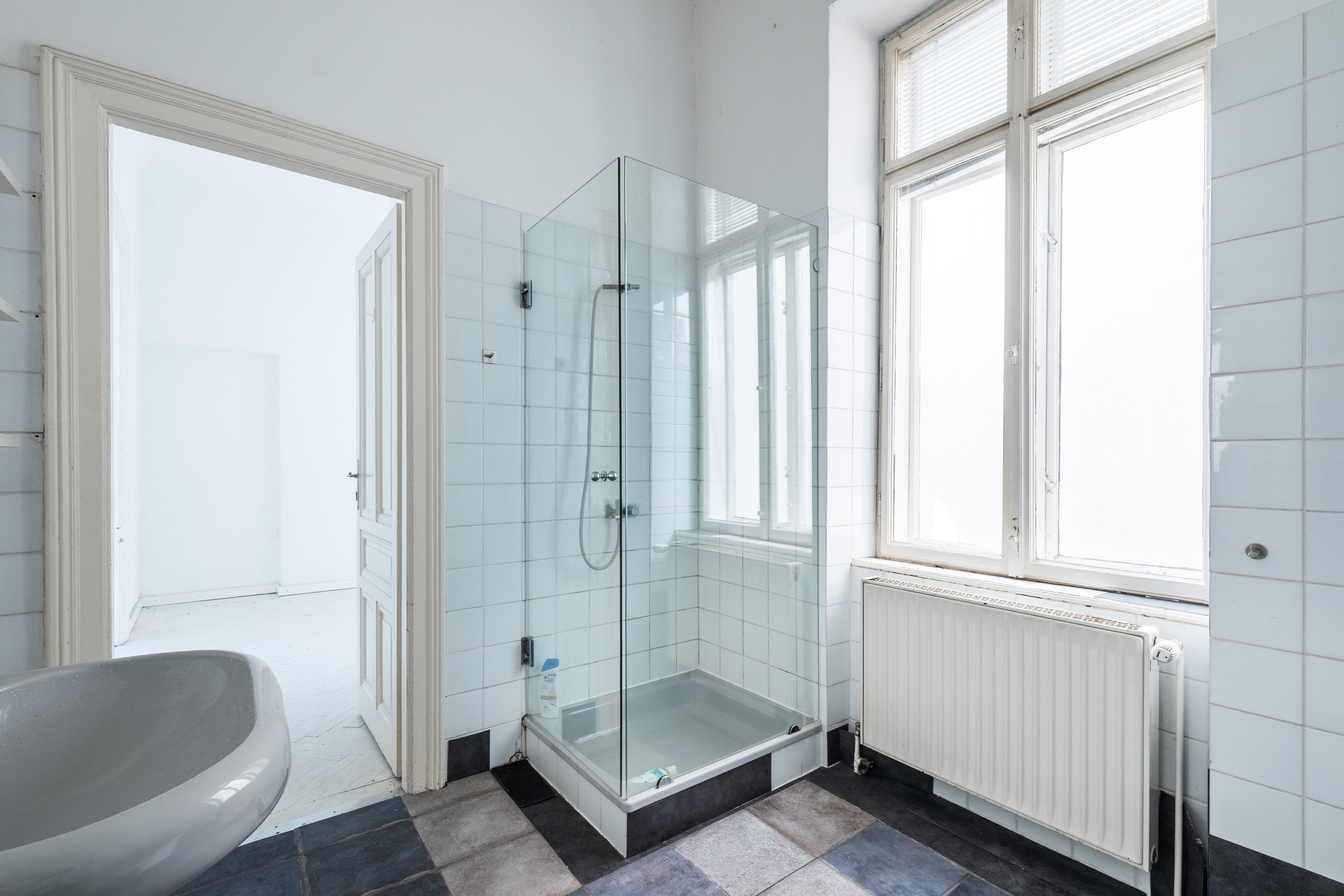 Badezimmer mit Fenster