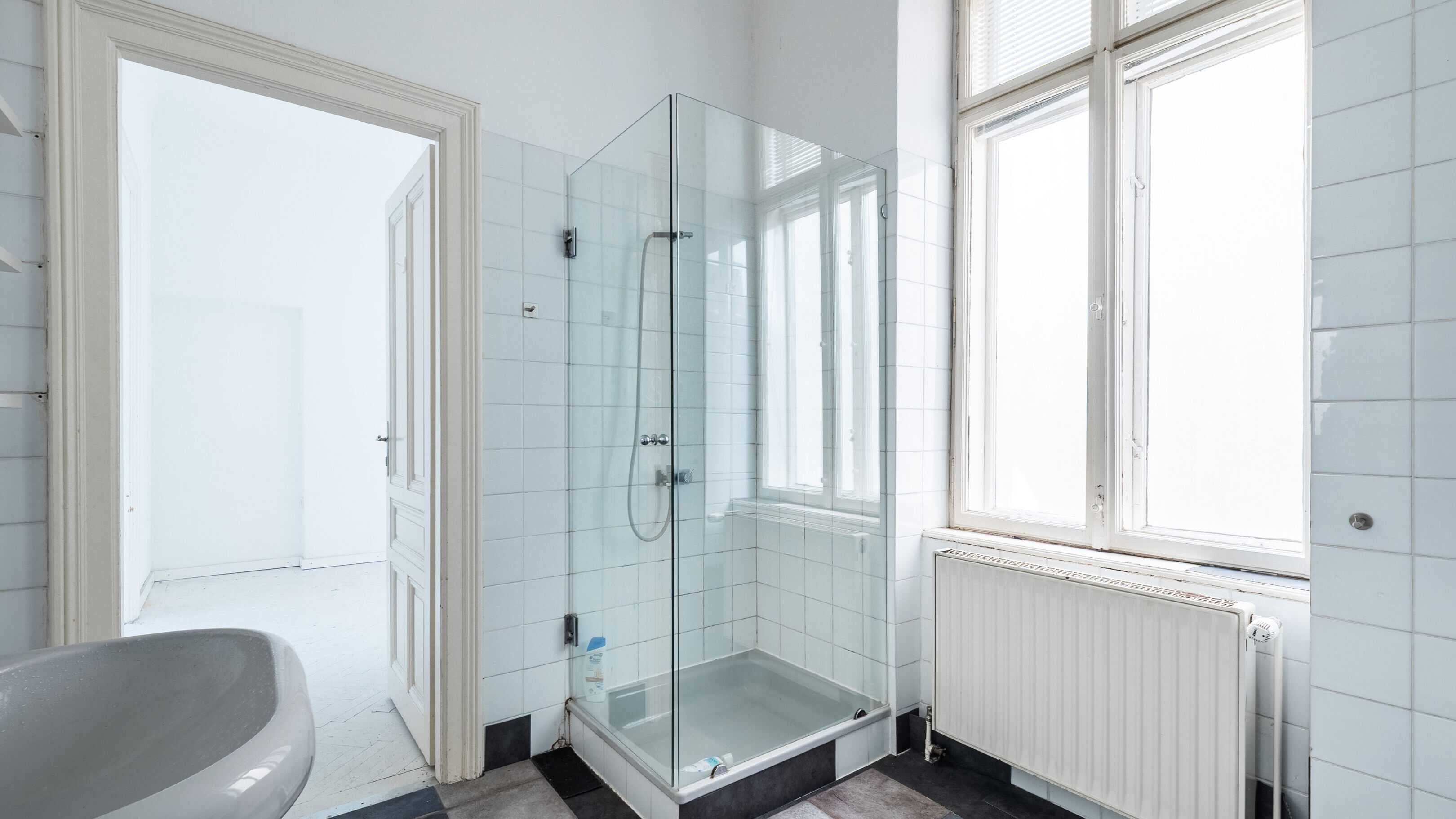 Badezimmer mit Fenster