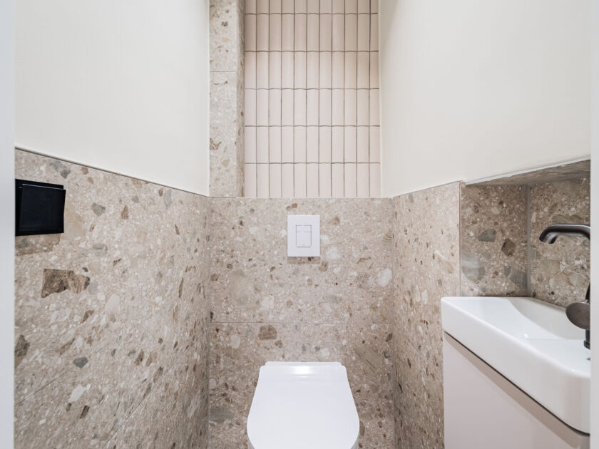 Gäste-Toilette mit Fenster