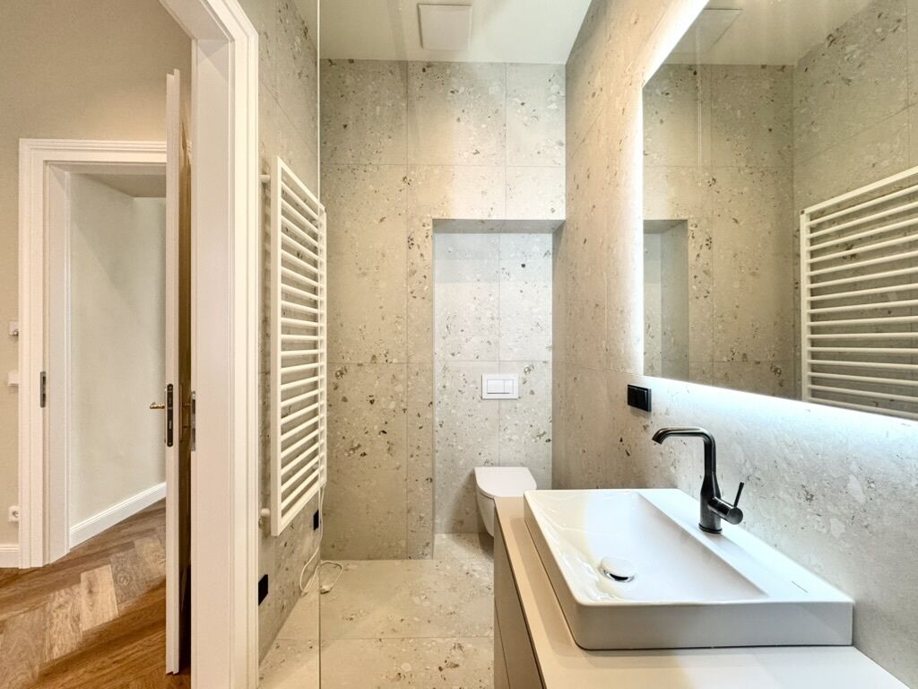Bad mit Dusche und WC