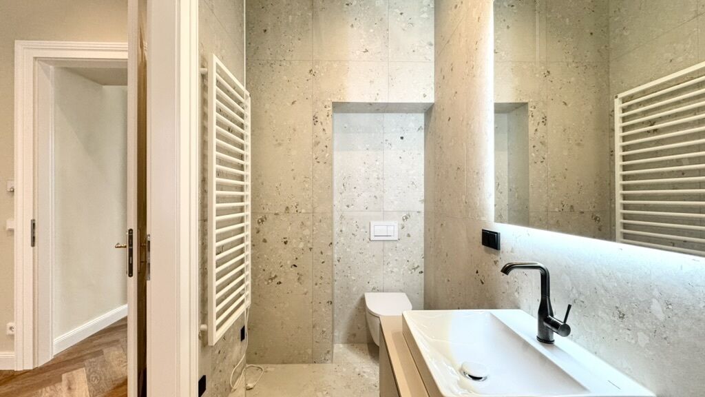 Bad mit Dusche und WC
