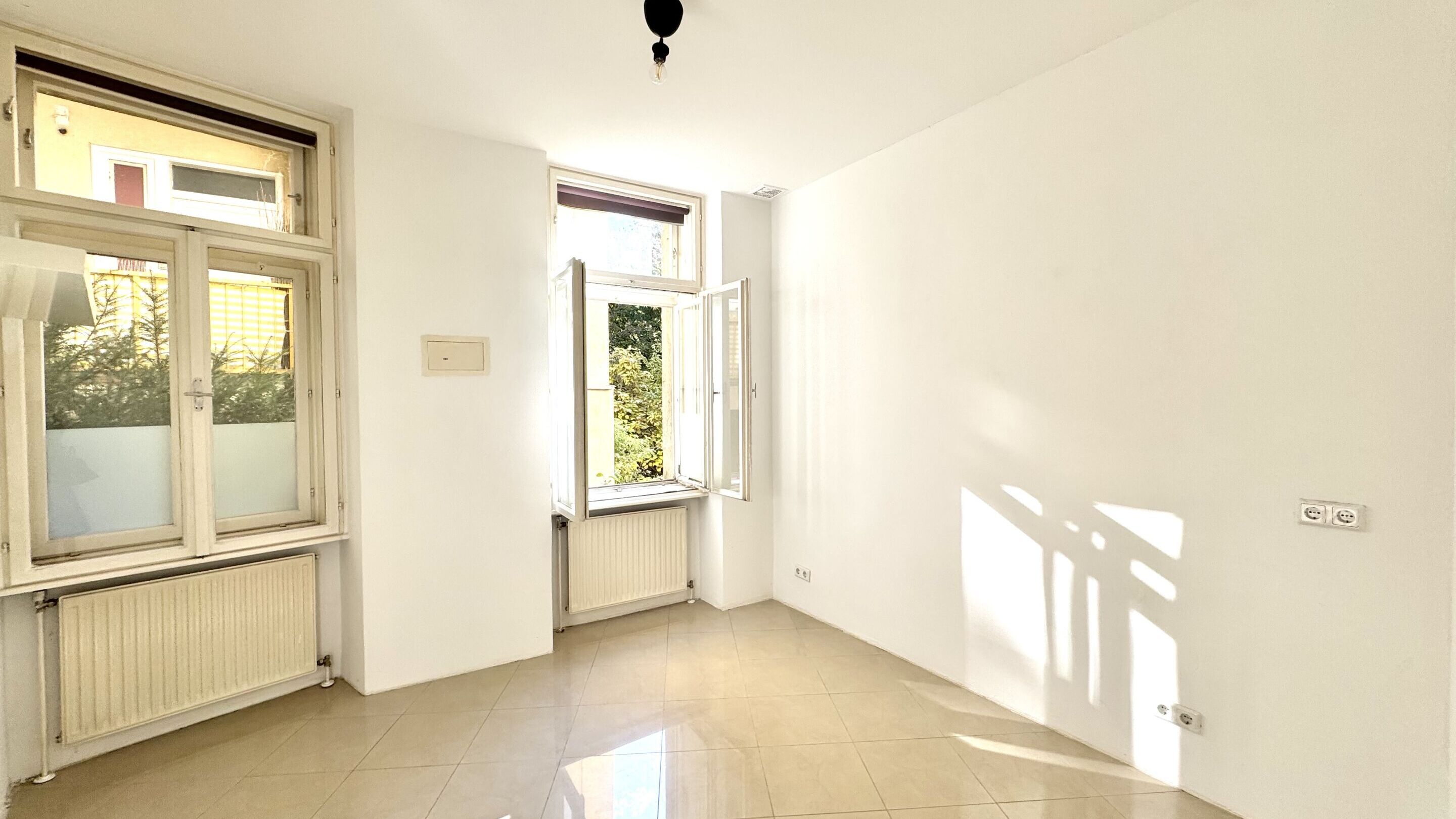 hofseitiges Schlafzimmer