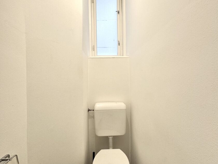 separates WC mit Fenster