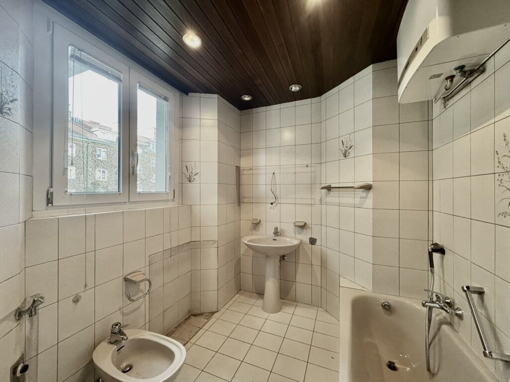 Badezimmer mit Fenster