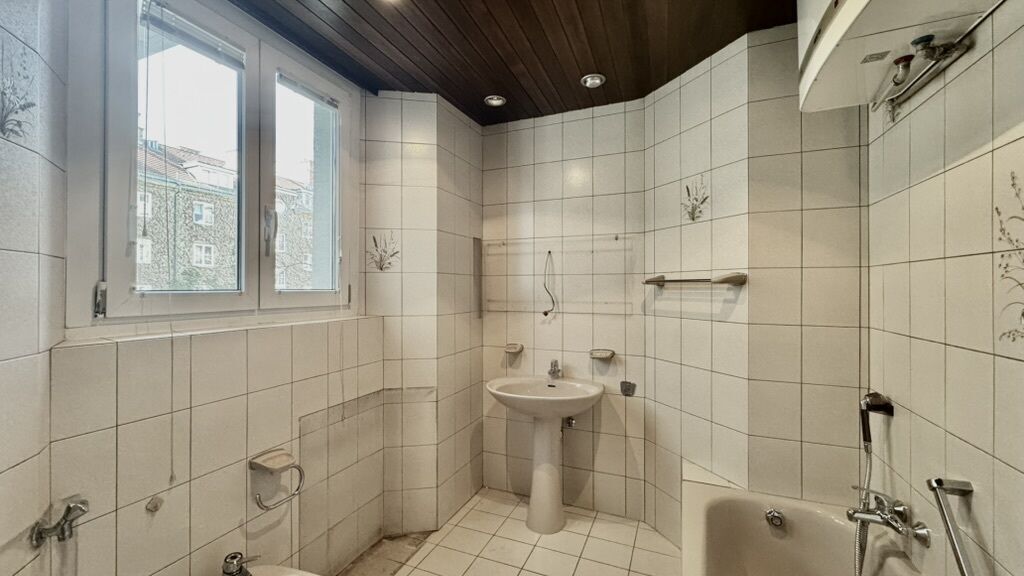 Badezimmer mit Fenster