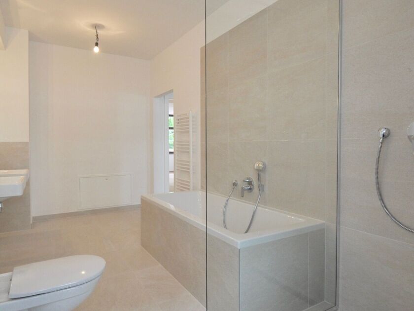 Bad mit WC, Wanne und Walk-In-Dusche