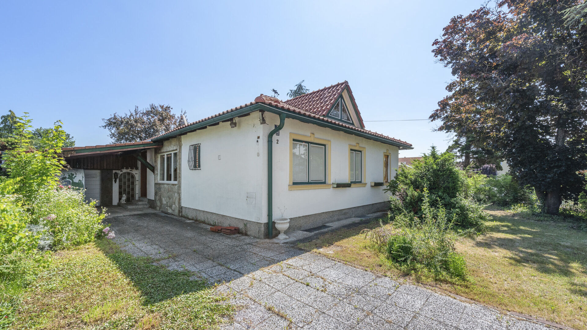 Hausansicht und Eingangsbereich