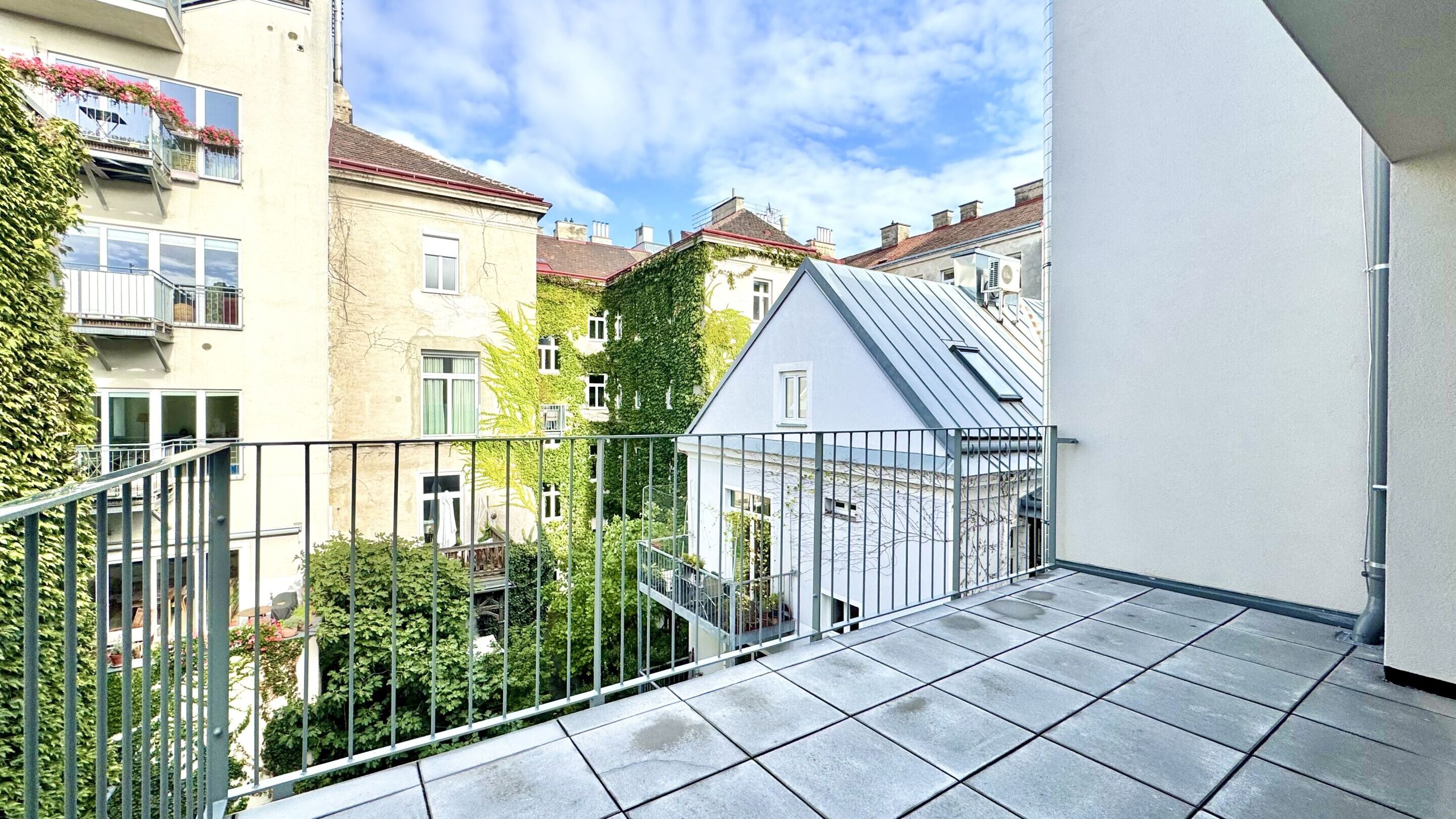 hofseitige Terrasse