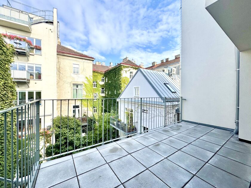 hofseitige Terrasse