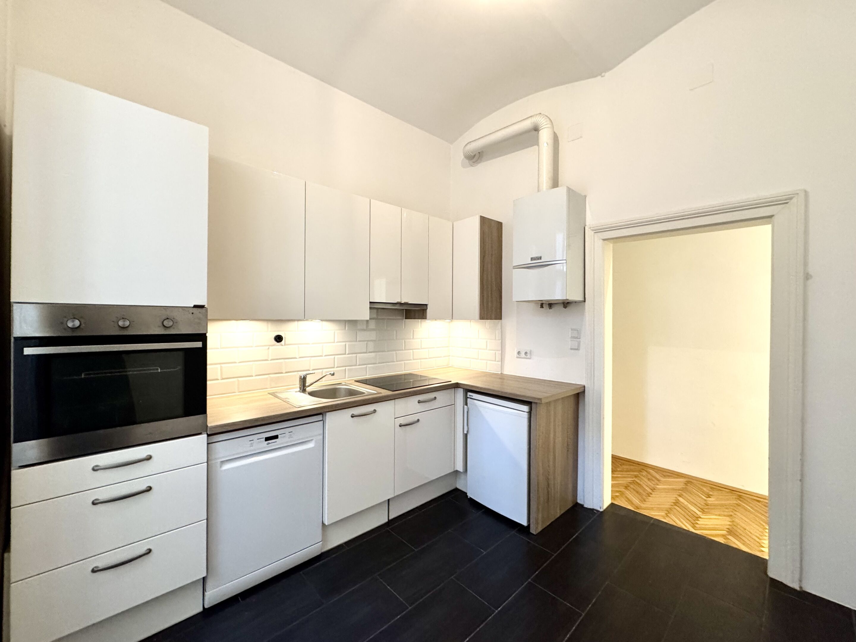 separate Küche mit Fenster