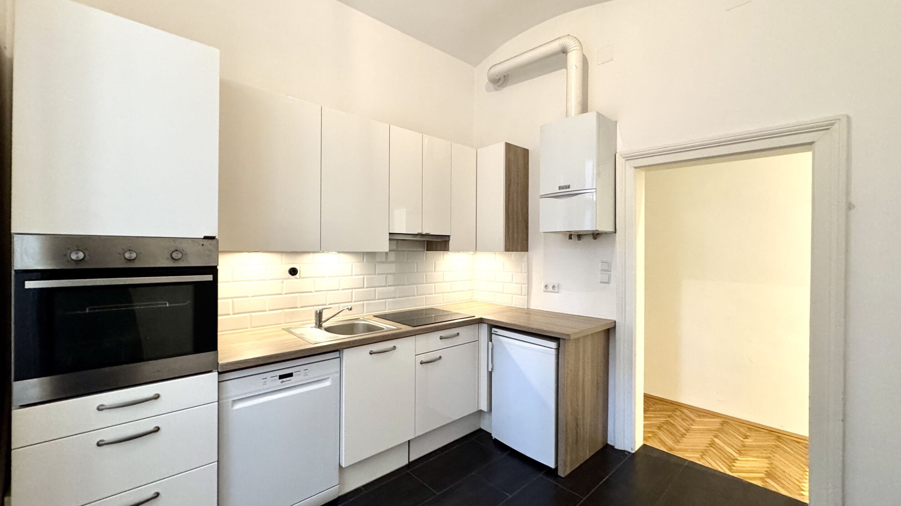 separate Küche mit Fenster