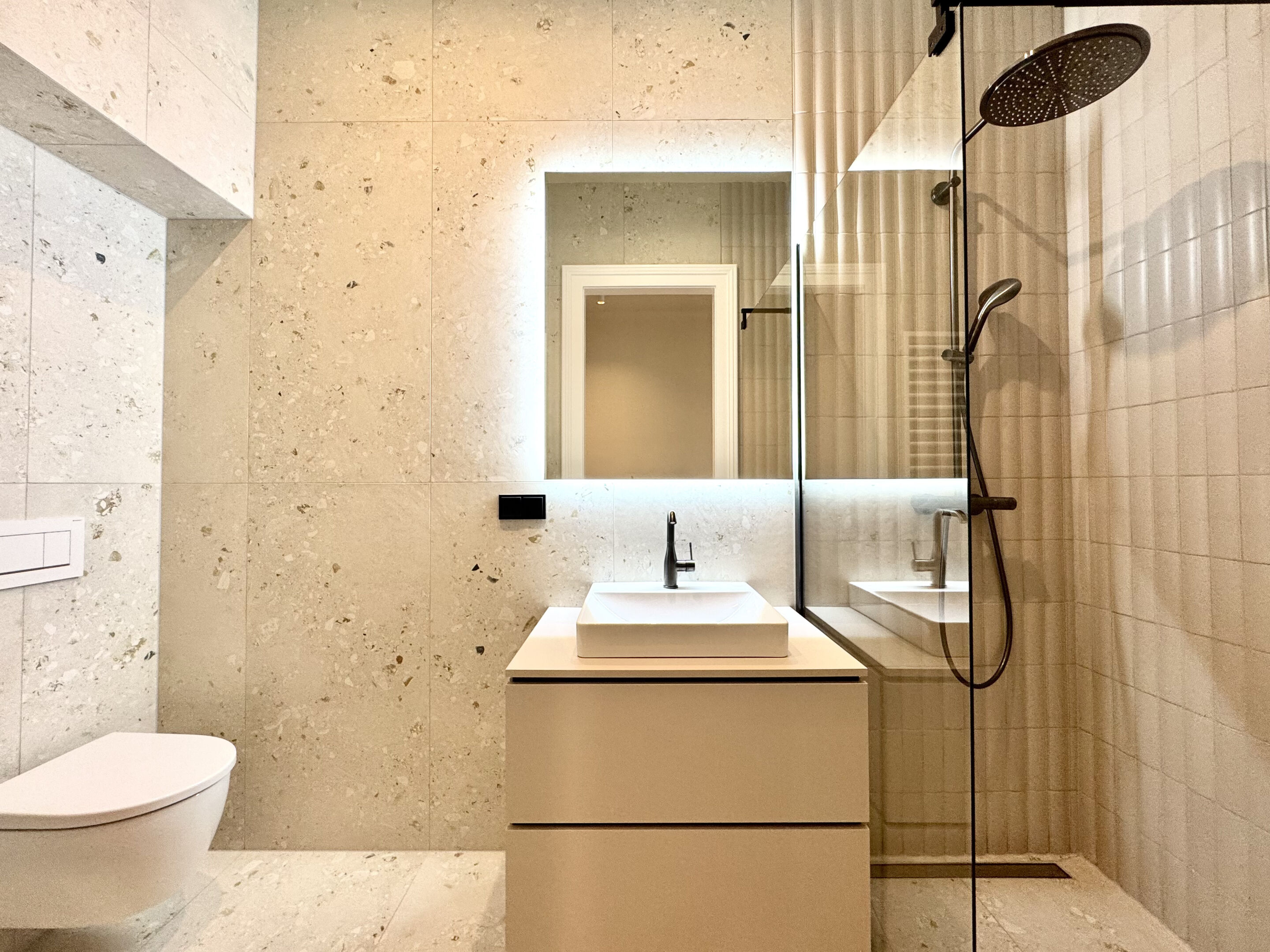 Bad mit Dusche und WC