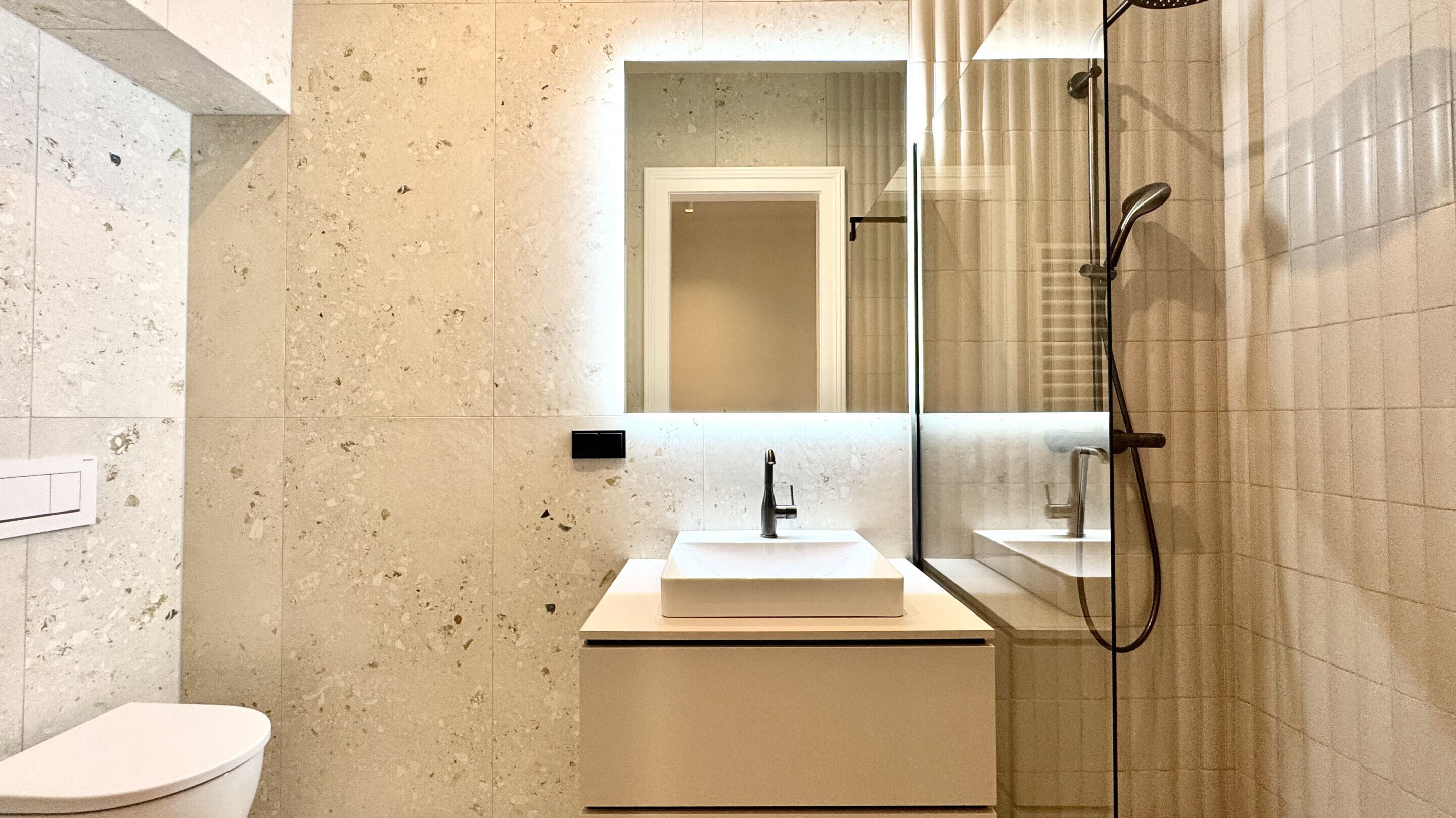 Bad mit Dusche und WC