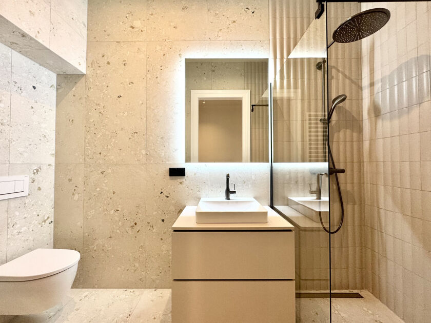 Bad mit Dusche und WC