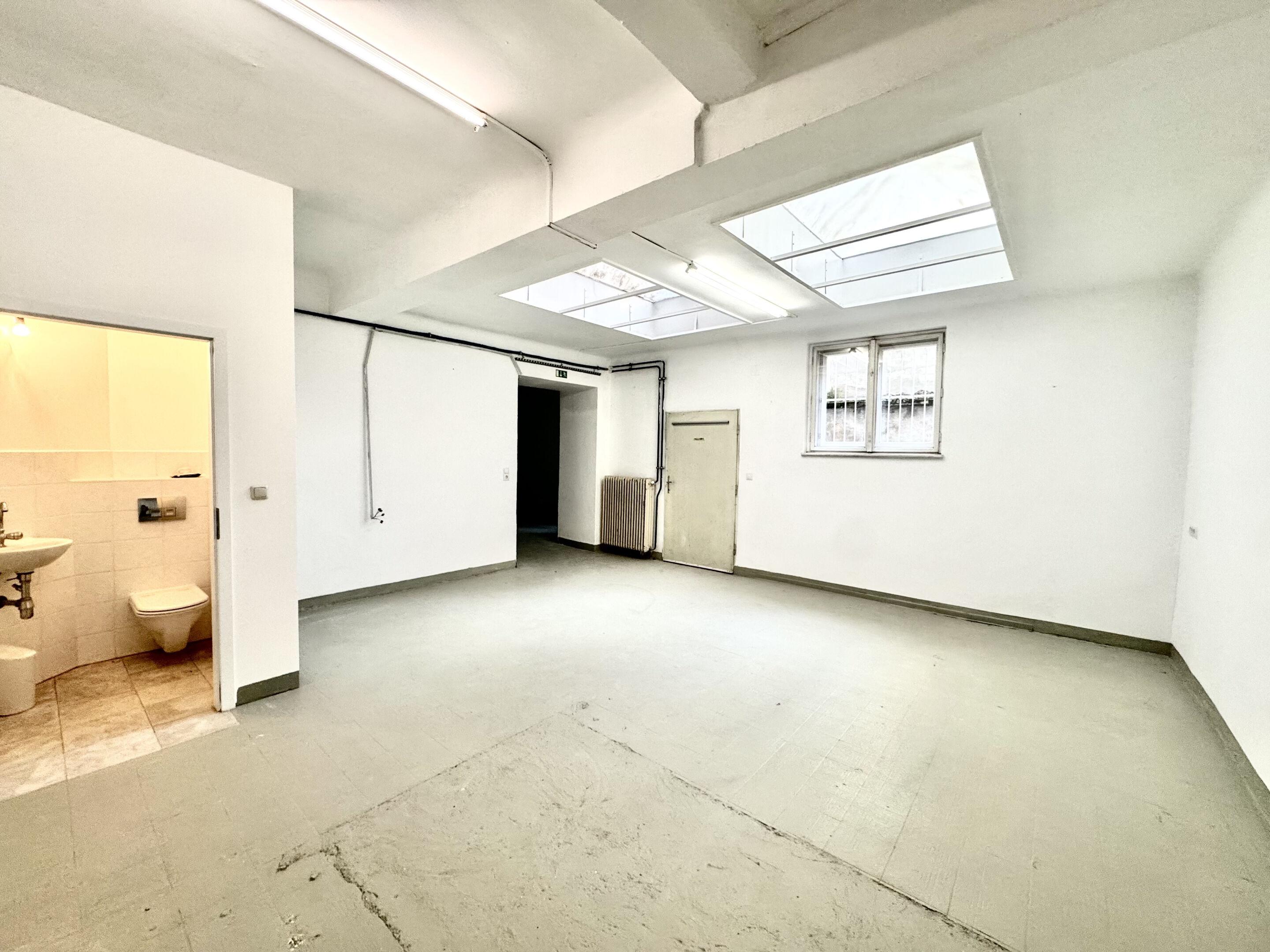 hofseitiger Raum mit WC