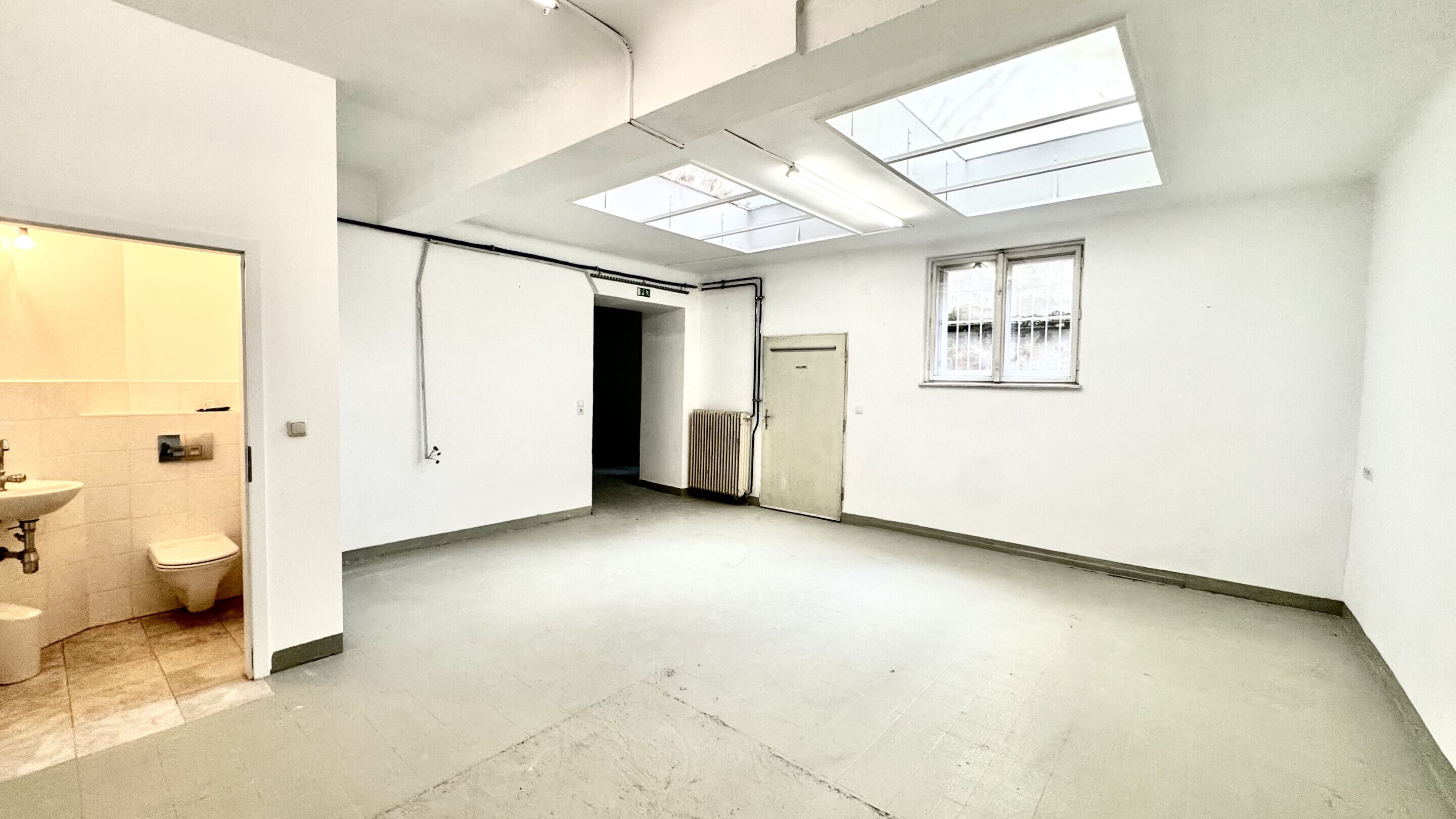 hofseitiger Raum mit WC