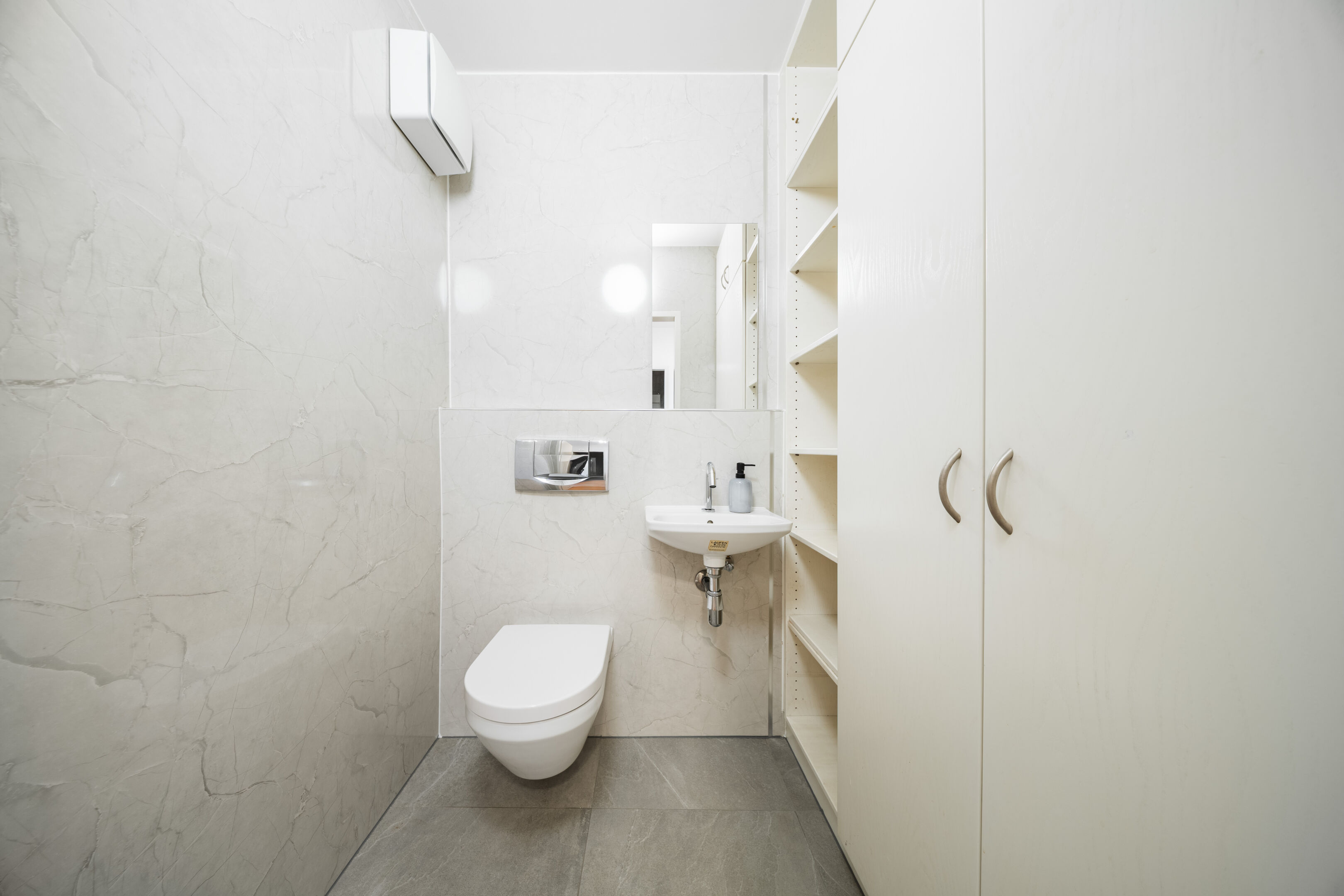 separates WC mit Handwaschbecken