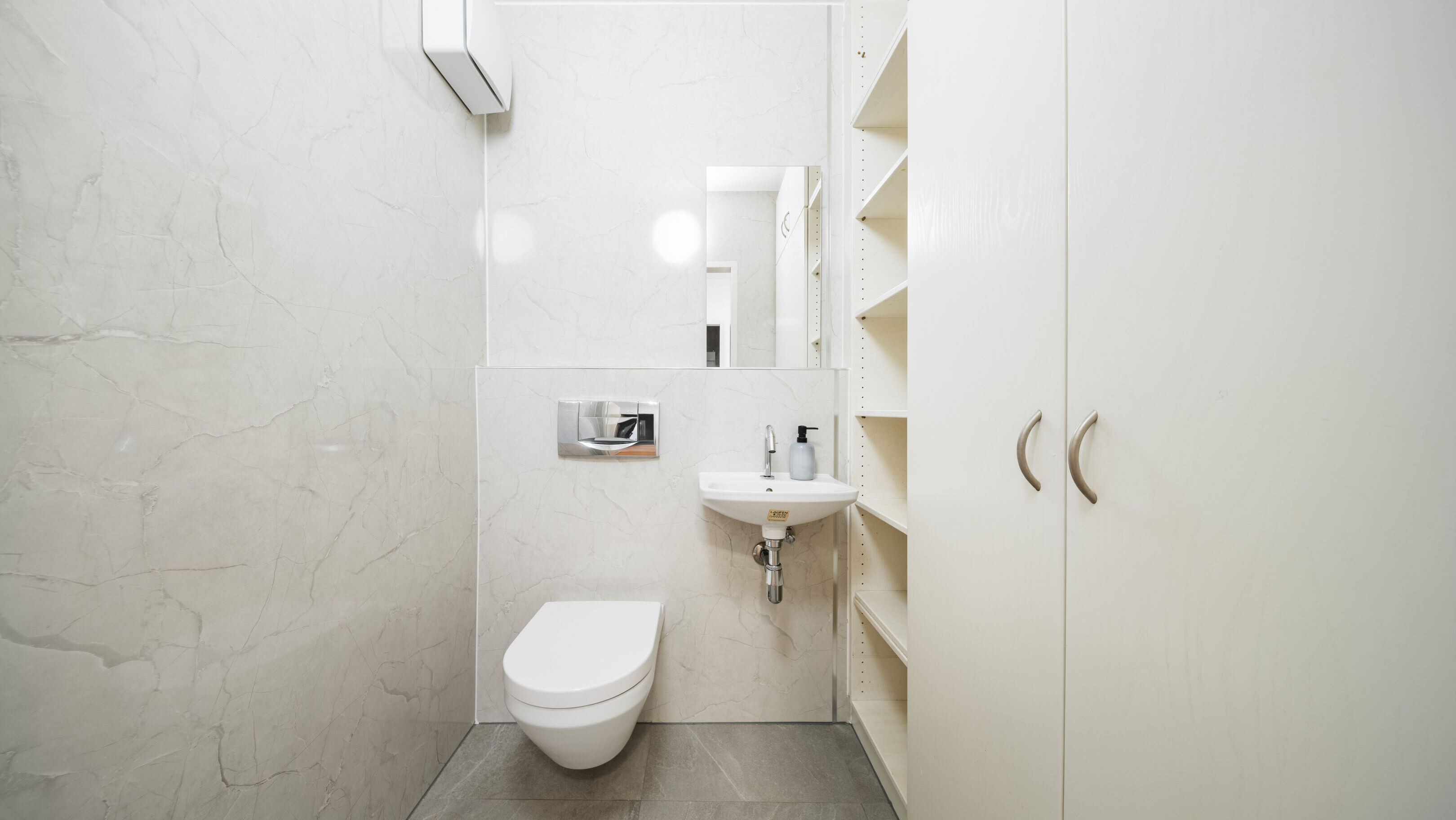 separates WC mit Handwaschbecken