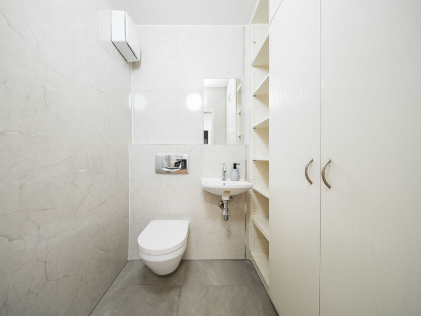 separates WC mit Handwaschbecken